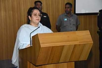 कार्यक्रम में संबोधित करतीं स्वास्थ्य मंत्री आरती राव।