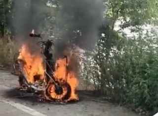 Electric scooter burned to ashes, father and son saved their lives by jumping