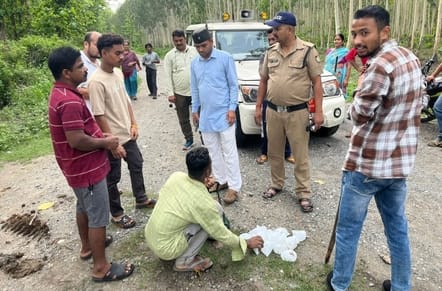 The liquor smuggler ran away after seeing the chairman, the police caught him