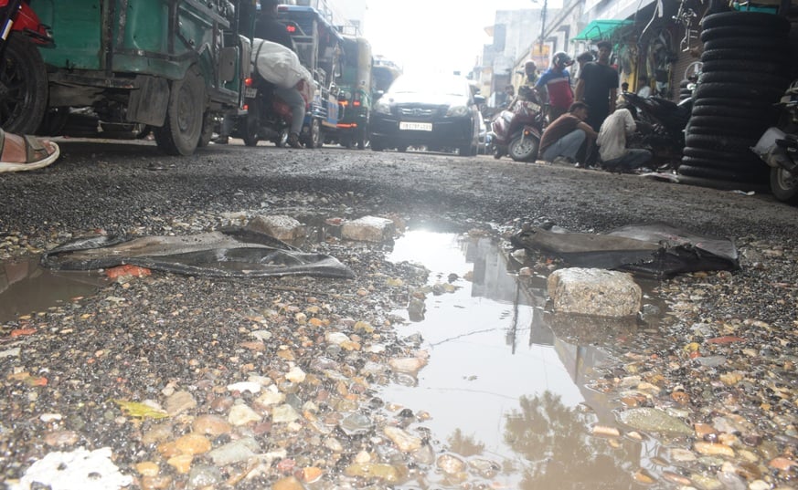 मेरठ: सोतीगंज में हाजी गल्ला समेत कई कबाड़ियों के गोदामों पर छापा, बेटे को पूछताछ के बाद छोड़ा