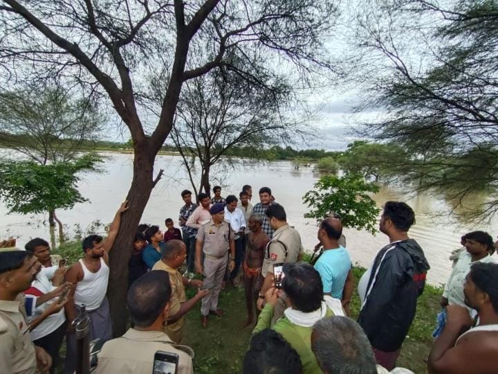 The water level of Ranj river suddenly increased, the farmer was stuck on the island for 10 hours