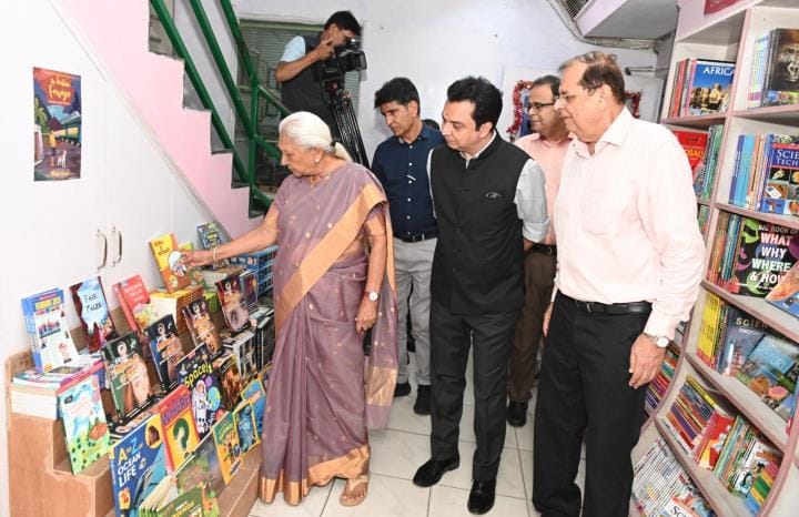 The Governor interacted with the students in the library