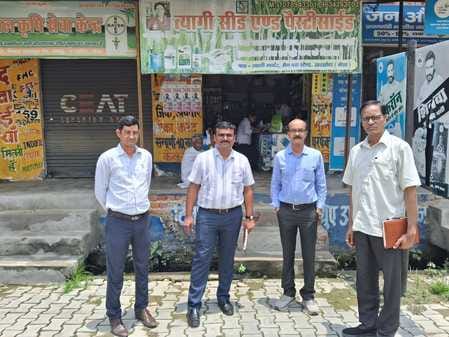 The team of the Agriculture Department raided the fertilizer shop and took samples of many medicines