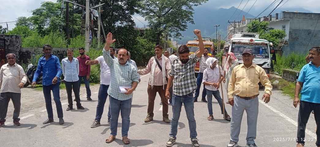 Employee of Jal Shakti Closed the Road