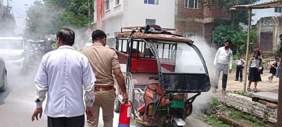 Children were riding on an e-rickshaw, fire broke out due to short circuit