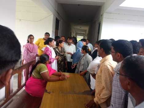 The woman slapped the accountant in front of the SDM, then the accountants beat the woman