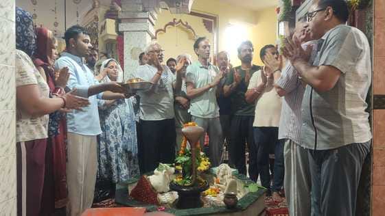 The devotees reached the Shiva temple and chanted slogans in praise of Bholenath