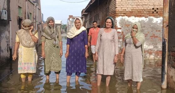 The streets of Kungad village have been submerged for two weeks, villagers are angry due to administrative negligence