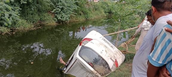 Peon dies after car overturns in drain in Mujadpur
