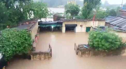 जगह-जगह हुआ जलभराव।