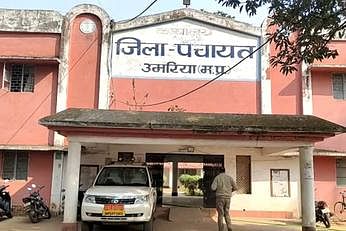 Umaria News: रंगे हाथ पकड़े गए सचिव को दोबारा मिली जिम्मेदारी, कांग्रेस ने उठाए गंभीर सवाल