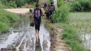 Waterlogging on the road, students forced to cross the road by carrying their shoes in their hands