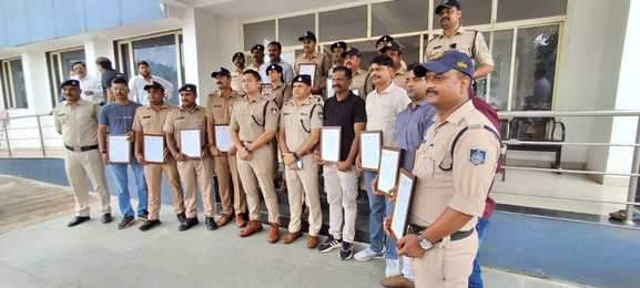 खुलासा करने वाली पुलिस टिम को एसपी ने किया सम्मानित