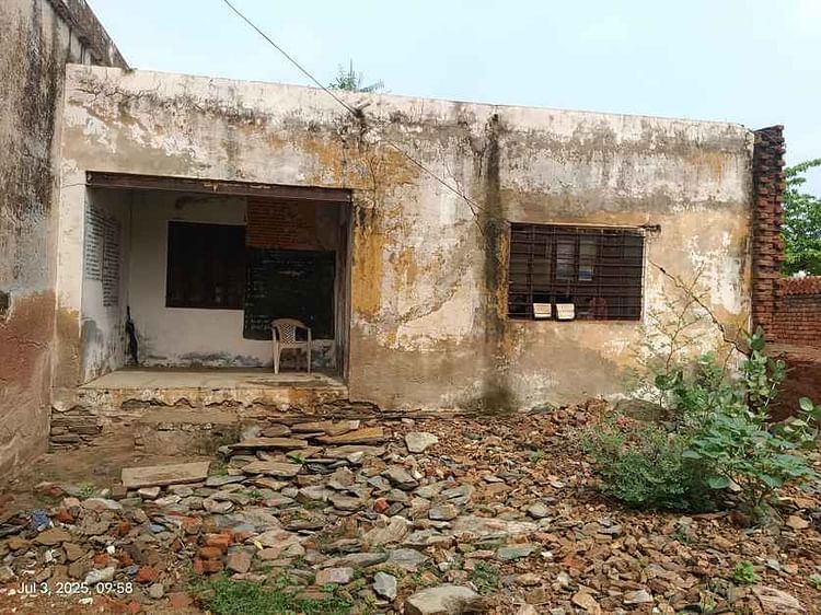Jhunjhunu News: खतरे में बच्चों की जान, जर्जर भवन में चल रही है आंगनबाड़ी, शिकायत के बावजूद अधिकारी बेपरवाह