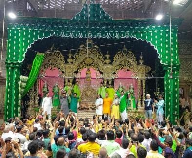 Thakurji will be seated in a gold and silver swing on Hariyali Teej