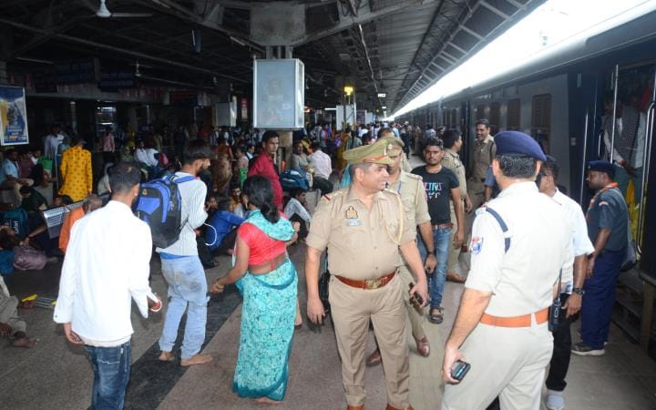 Devotees returning after doing parikrama of Girirajji