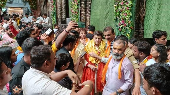 Bollywood singer Sonu Nigam and actor Nikitin Dheer visited Bihariji