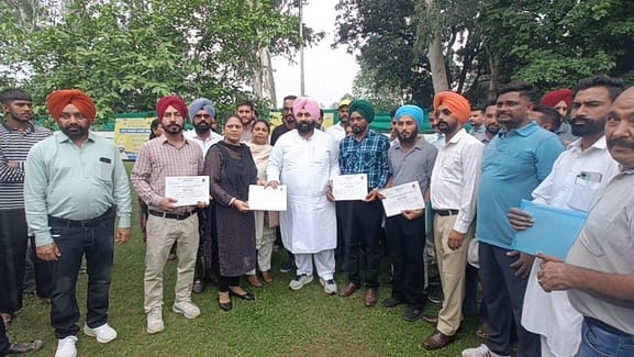 Loans of 108 beneficiaries of scheduled caste in Rupnagar were completely waived off, Education Minister distributed certificates