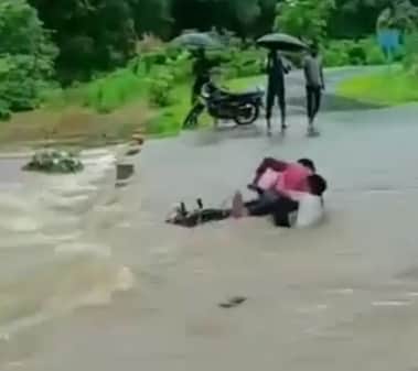 नाला पार करते ही समय बाइक सवार, बाल-बाल बचे।