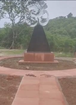 Six feet high Om installed in the park, tourism will get wings
