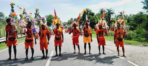 The chants of Har Har Mahadev reverberated on the Ganganahar track road