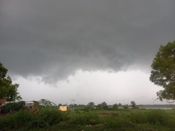 Clouds remained throughout the day, heavy rain occurred in the afternoon