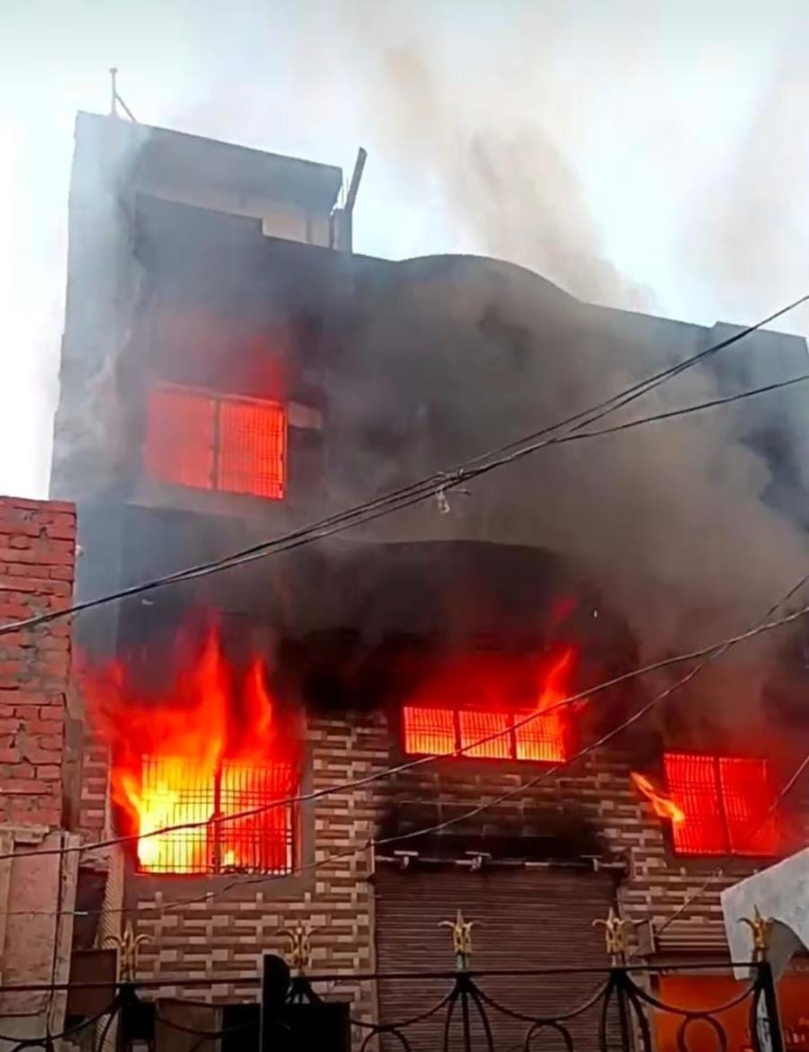 Fire broke out in a multi-storey stationery warehouse, several houses engulfed in flames