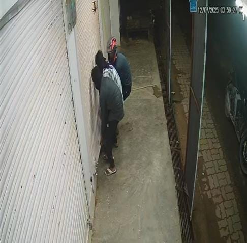 Theft by breaking the shutter of the shop, thieves caught on camera