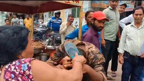 Woman beats up a pusher with slippers on the accusation of mobile theft