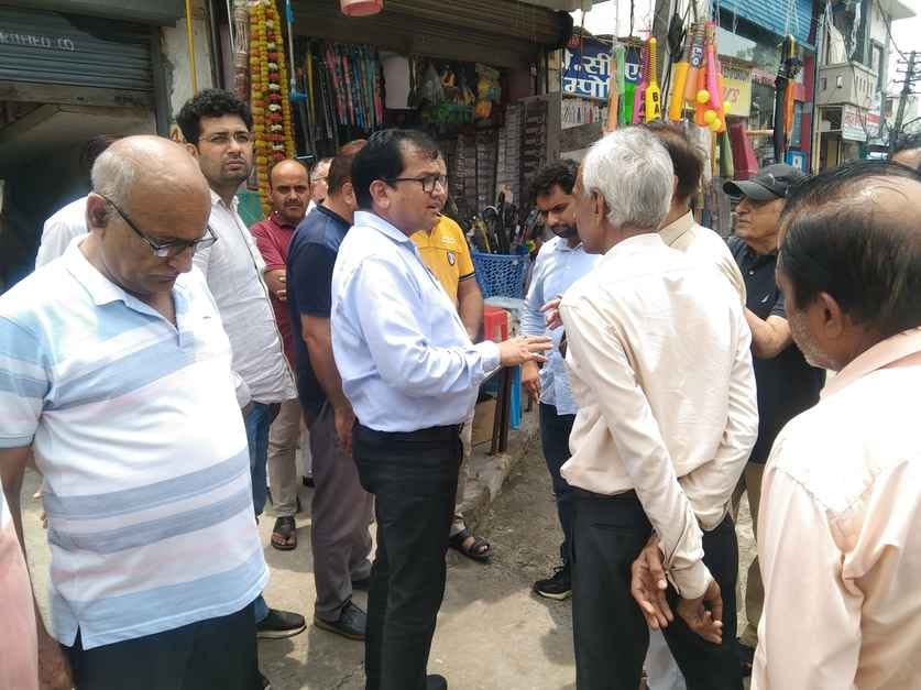 Traders raised the issue of dirty water at Subhash Chowk, officials reached the spot within 15 minutes