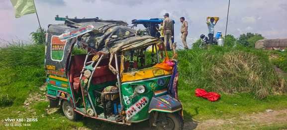 Auto full of passengers overturned in a ditch, seven injured