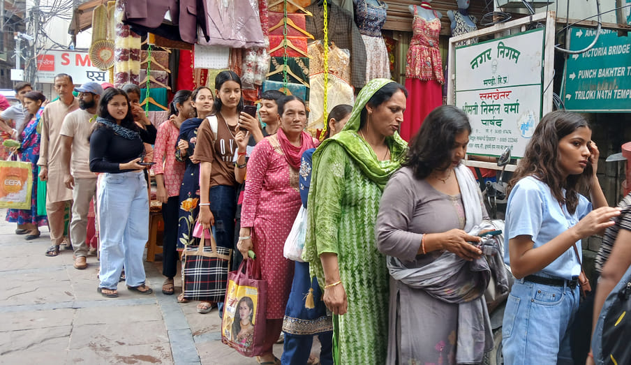 Crowds of devotees gathered in the temples of Chhoti Kashi
