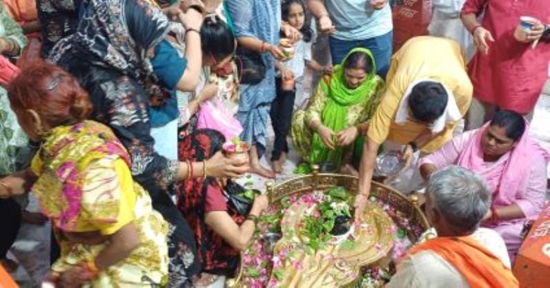 A flood of Shiva devotees in Mahadeva, doors opened at midnight, cheers resounded