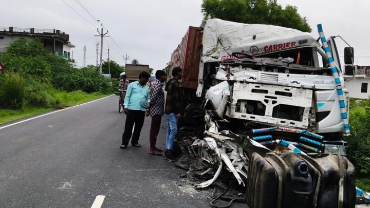 Two dumpers collide, both drivers injured