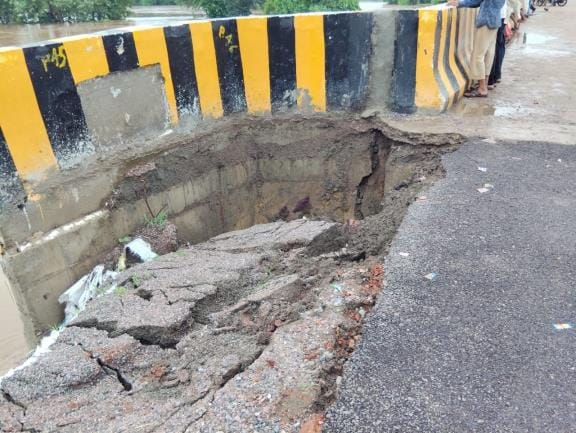 Flood water entered the shop, shopkeeper died by drowning