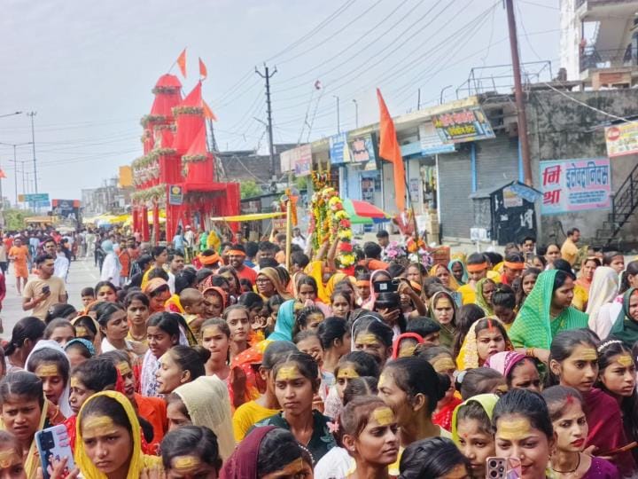 Jalabhishek of Shiv Shambhu, chants of Har Har Mahadev echoed
