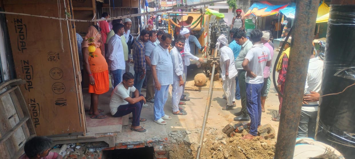 Cleaning of drain on the highway gives relief to shopkeepers from waterlogging.
