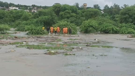 रावतभाटा में तेज बरसात से घरों में घुसा पानी।