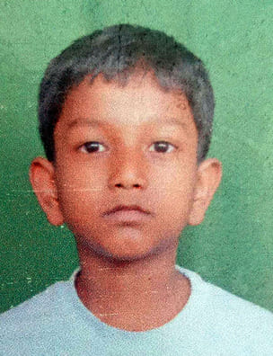 A boy slipped from the roof while flying a kite and fell on the road, died