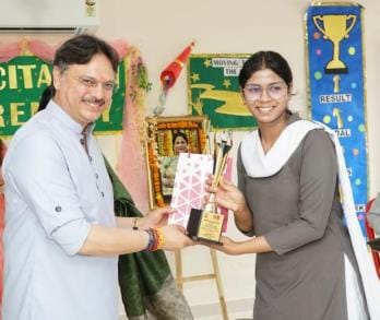 Dr. Rajeshwar Singh honored ISC topper Medha Prasad