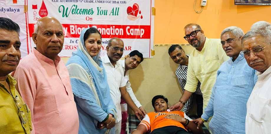 Nagar Panchayat Chairperson Saroj Rathi organized a blood donation camp on completion of three years of tenure