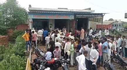 Demand for urea increased, farmers queued up outside shops throughout the day