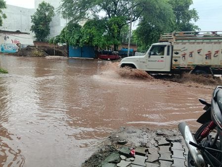 Heavy rain in Kanina area, water filled on shops and roads