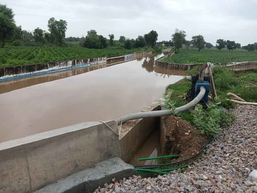People's trouble increased due to water filling in the underpass, forced to cross the railway line