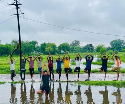 shivpuri-Villagers are troubled by the problem of waterlogging, youth protested by doing Vrikshasana