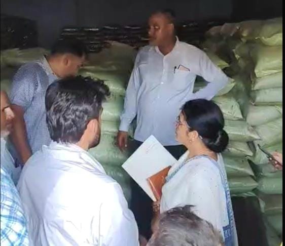 CM Flying raided the warehouse, exposing the black marketing of fertilizers, distributed to farmers until 10 PM.