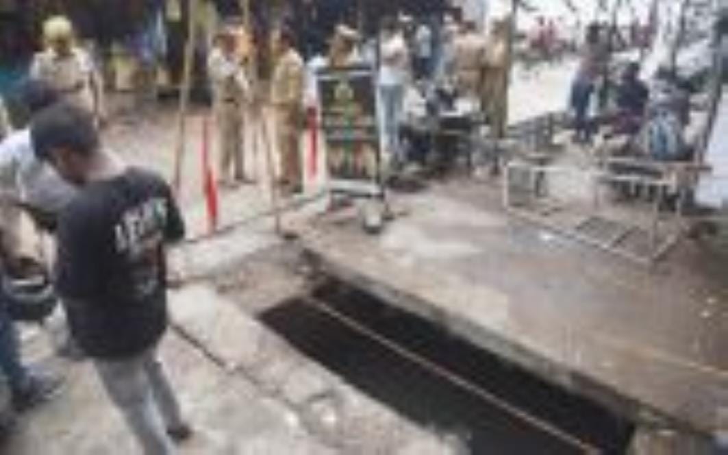 Officials kept holding meetings, life got lost in open drainOfficials kept holding meetings, life got lost in open drain