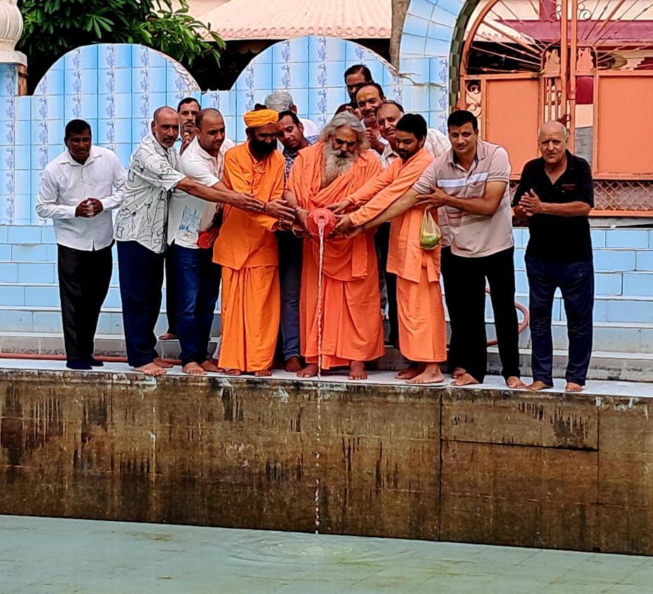 Shiv devotees gathered for Jalabhishek