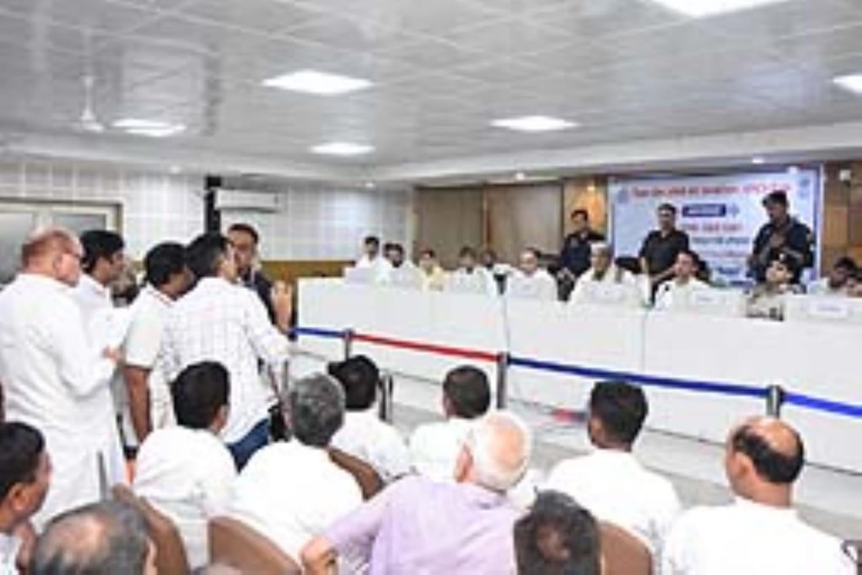 Minister... the officials don't answer the phone, transfer them or suspend them, the councilor expressed his pain to Minister Krishnalal Panwar in the meeting of the District Public Relations and Public Grievance Committee.