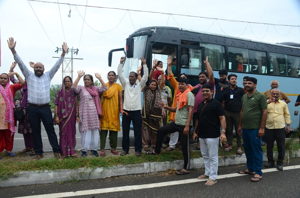 2324 pilgrims left for Amarnath Yatra 2025